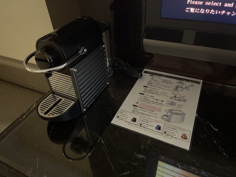 テレビ横にあるカプセル式コーヒーメーカー