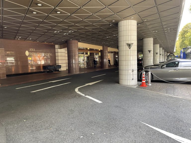 1階玄関の車寄せ