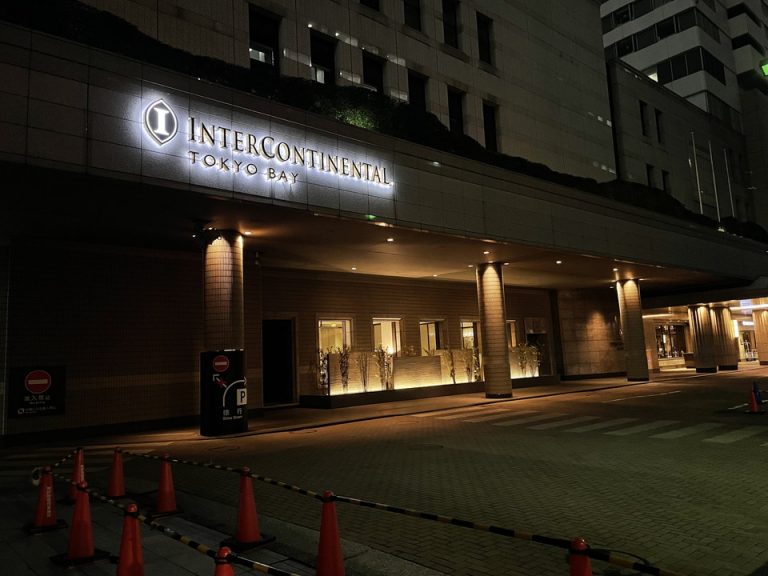 1階正面玄関(夜間)