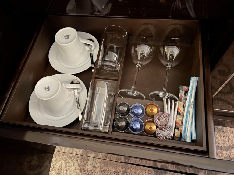 食器類引き出し真ん中・グラス、ティーカップ、コーヒーなど