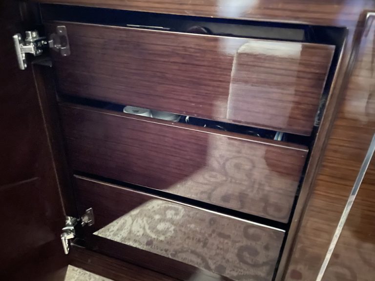 テレビ棚にある食器類の引き出し