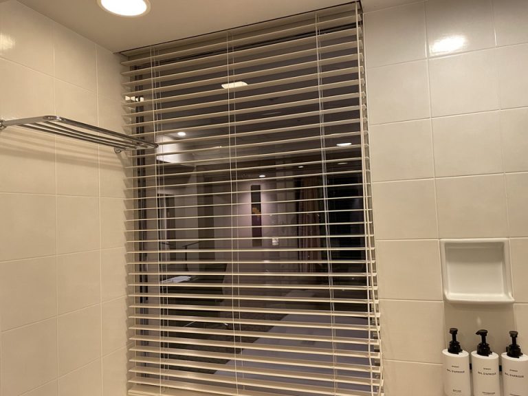 バスルームからベッド側を望む窓