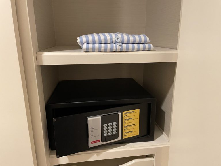 クローゼット内部・パジャマと金庫