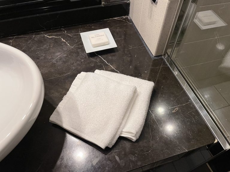 バスルーム内の洗面台脇にあるハンドタオル・石鹸