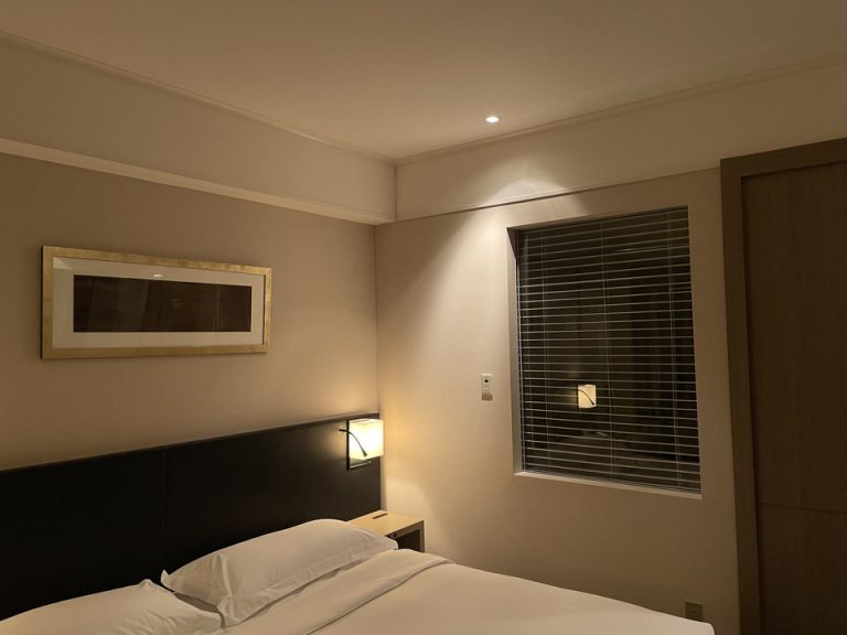 窓側から見たベッド・バスルームの窓