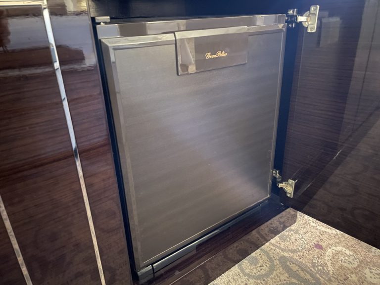 テレビ下の棚にある冷蔵庫