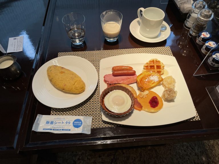 テーブルに並べた料理・オムレツ、洋食