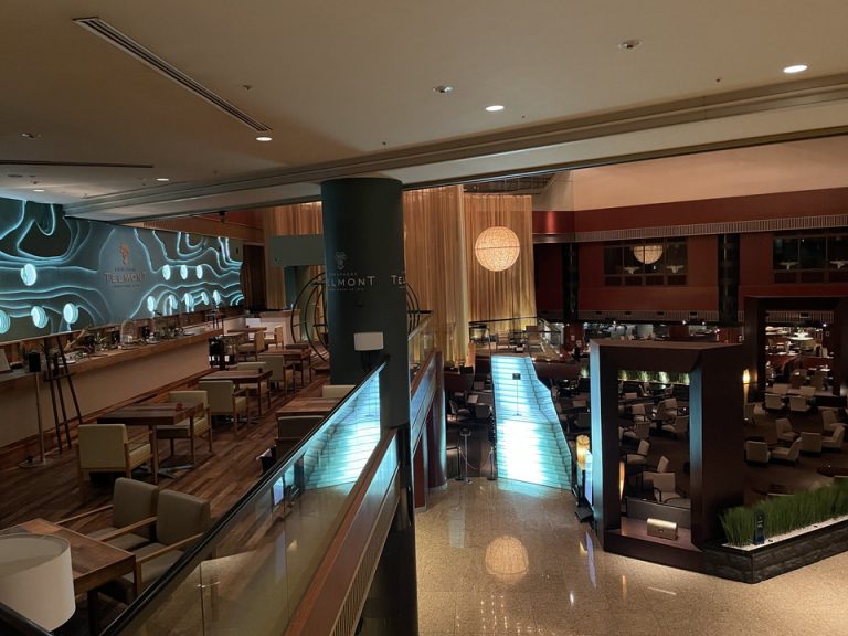 3階シャンパンバー「テルモン」吹き抜けに面した客席