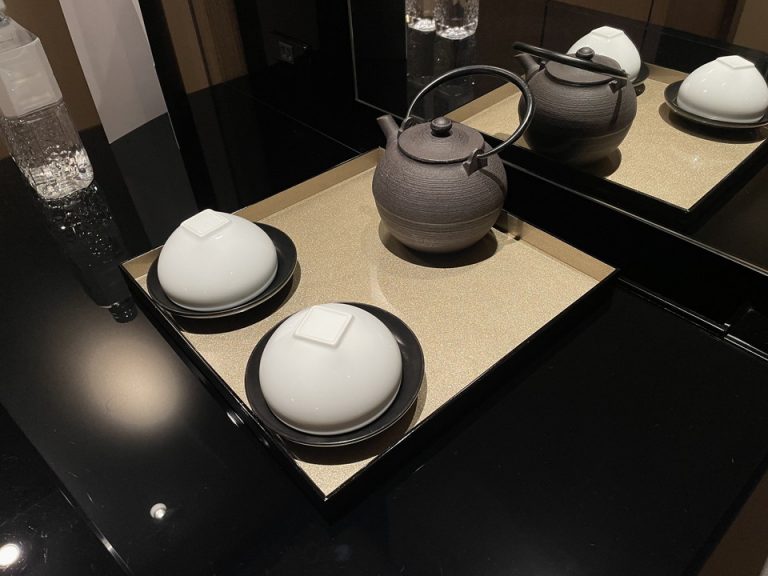 食器類棚上部・急須と湯呑み茶碗