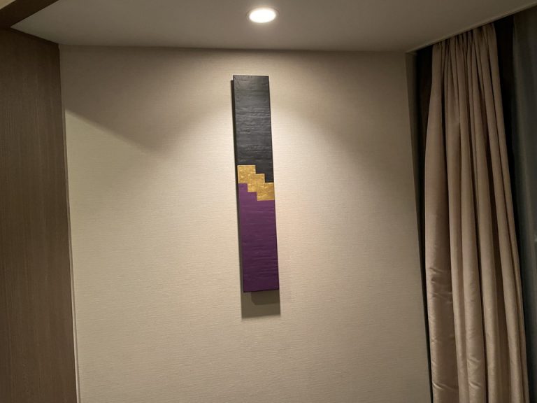 窓そばの壁面にある飾り