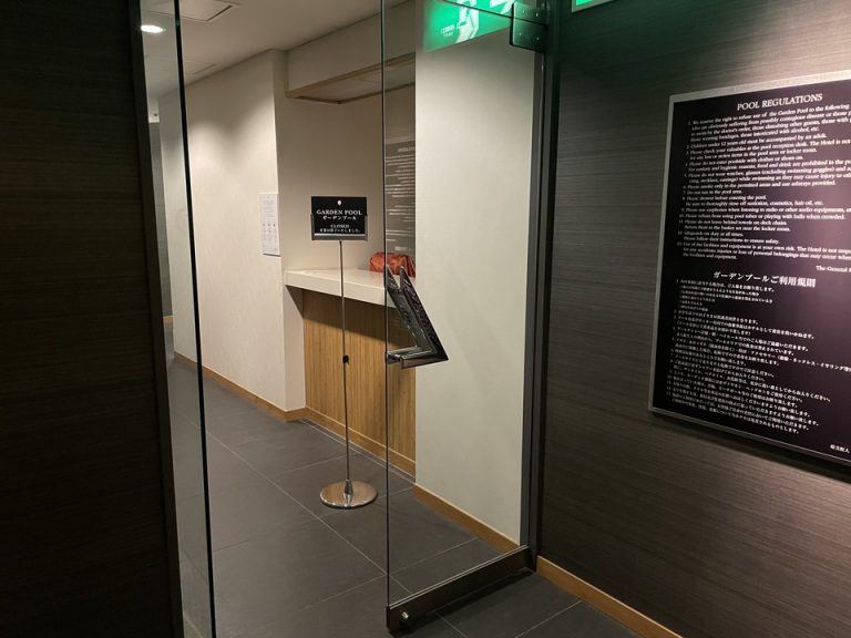 4階プールの入口(シーズン外のため閉館中)