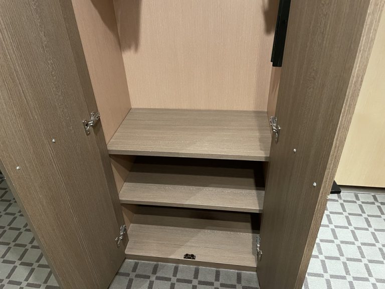 バスルーム側クローゼット下部の棚