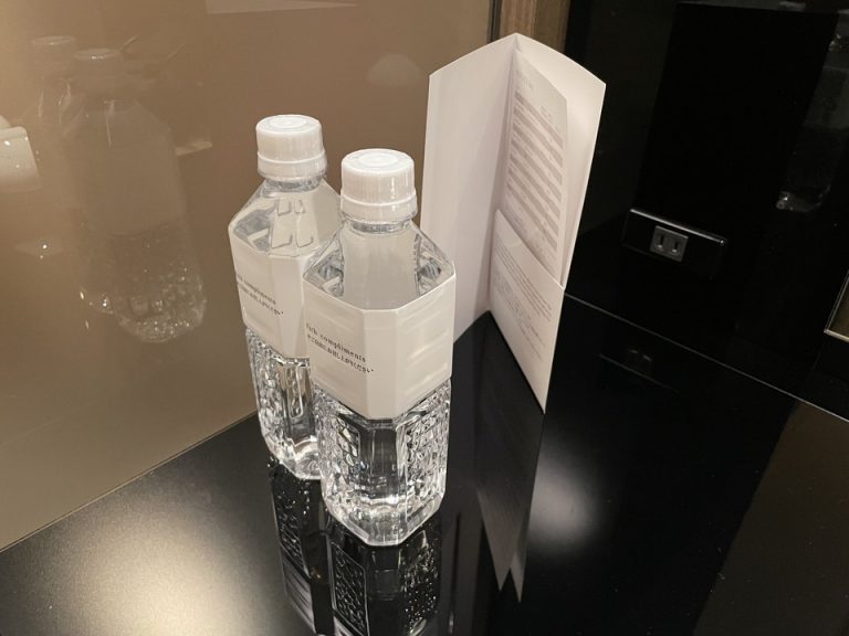 食器類棚上部・ミネラルウォーター