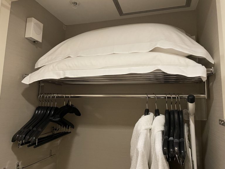 クローゼット上部にある枕・ハンガー