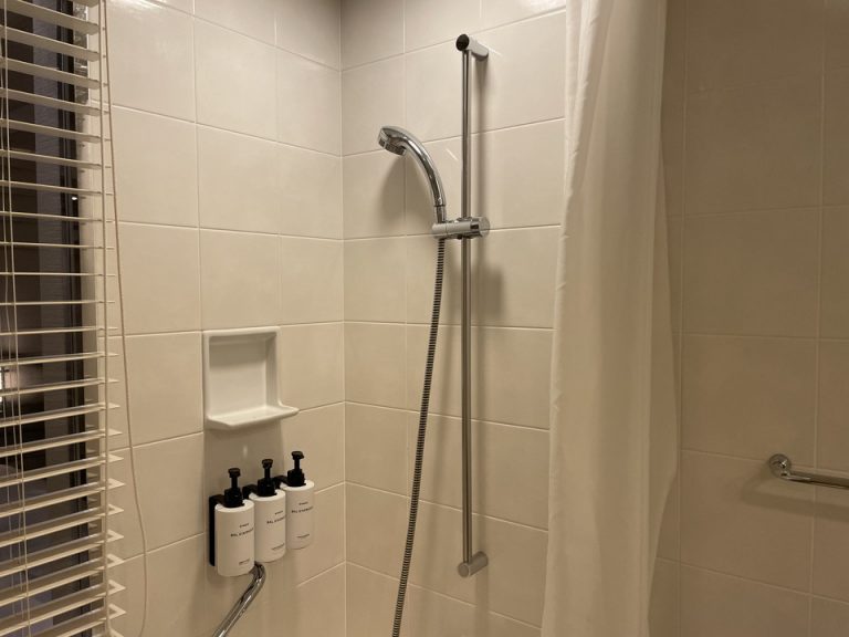 バスルーム内シャワー・シャワー用トイレタリー