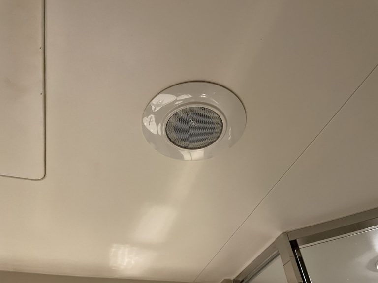 バスルーム内のテレビ音声スピーカー