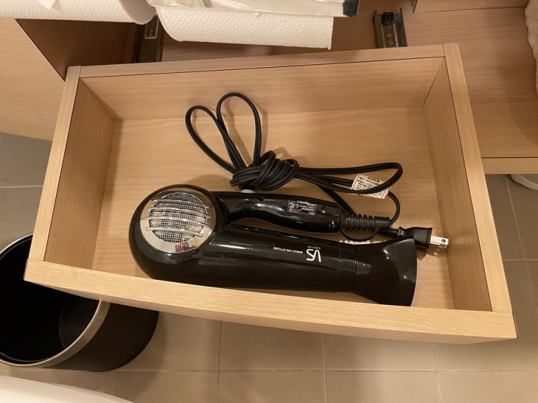 バスルーム内洗面台引き出し内にあるドライヤー