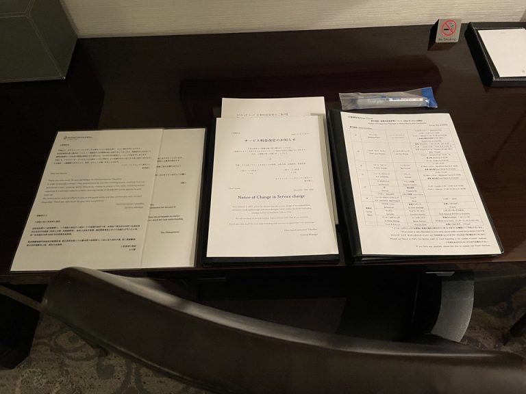 机上の案内チラシ・アルコールスプレー