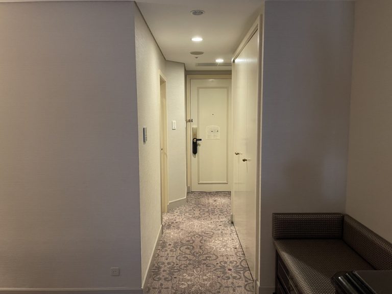 ベッド付近から見たドア方向