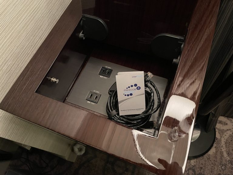 電源ケース内部のプラグ・LANケーブル