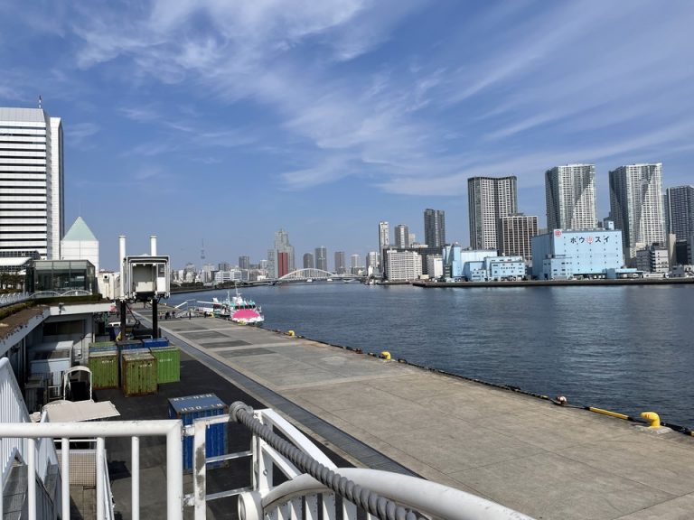 遊歩道から見た竹芝桟橋・隅田川下流・勝どき付近