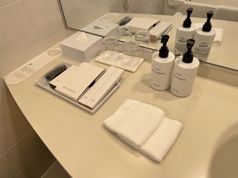 バスルーム内洗面台横のトイレタリー・アメニティーグッズなど