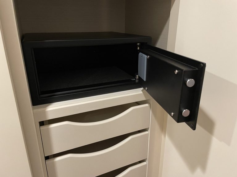 クローゼット内の金庫を開けた状態