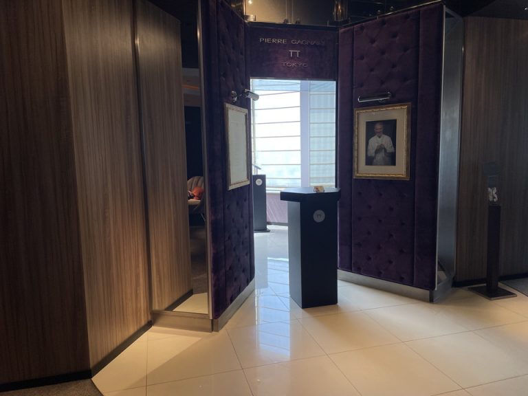 36階フレンチ「ピエール・ガニェール」入口