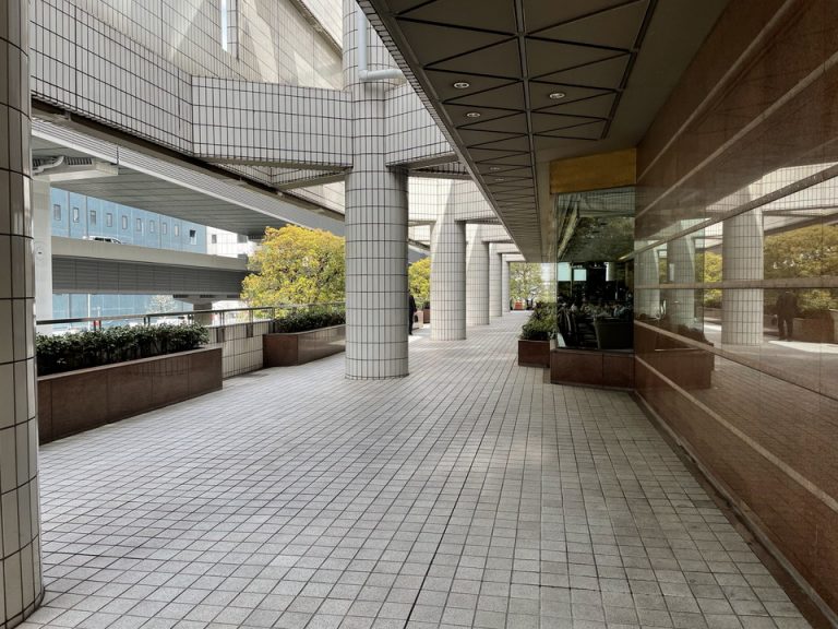 2階六本木通り側外通路・カスケイドカフェ付近