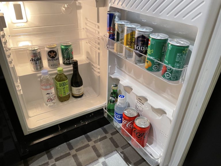 食器類棚内の冷蔵庫内部