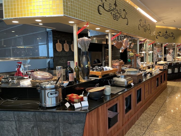 窓側付近から見たおかず類の提供コーナー