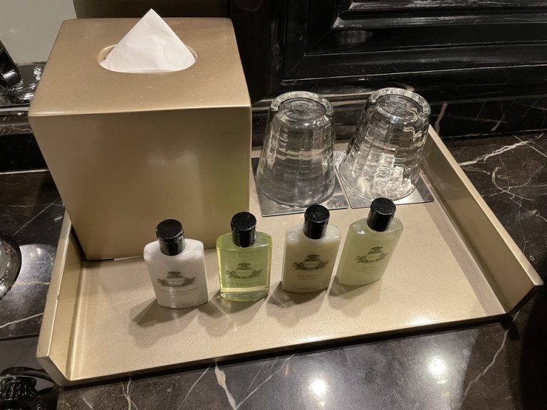 バスルーム内のコップ・トイレタリー・ティッシュボックス