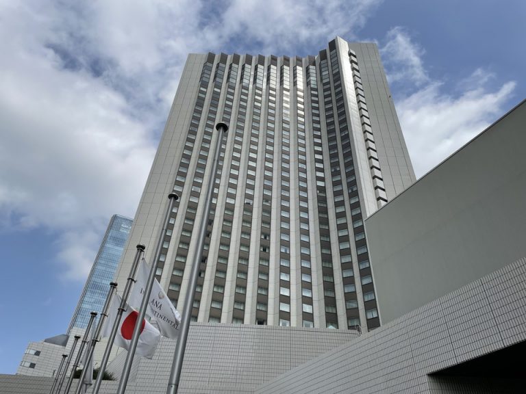 2階六本木通り側玄関手前から見たホテルの建物外観