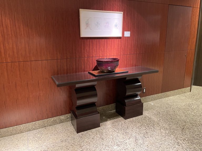 2階エレベーターホール手前にある美術作品