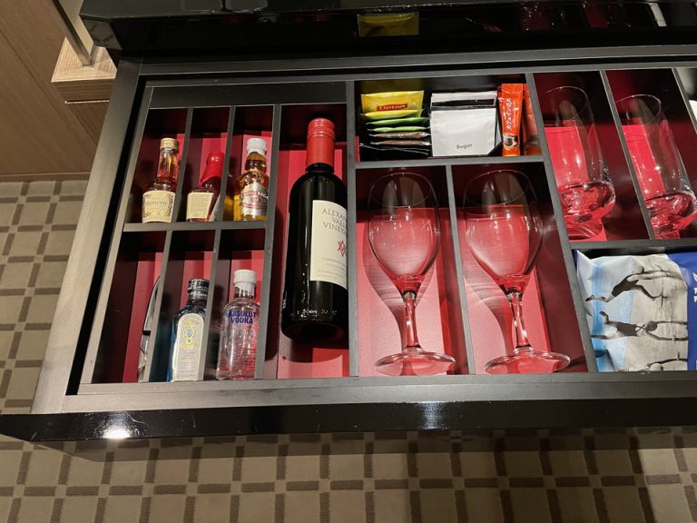 食器類棚横型引き出し内・ワイン、ウイスキー、ティーバッグなど