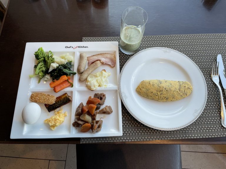 テーブルに並べた料理・オムレツなど