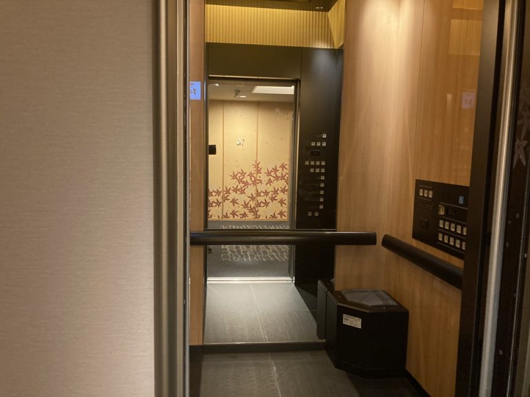 エレベーター内観