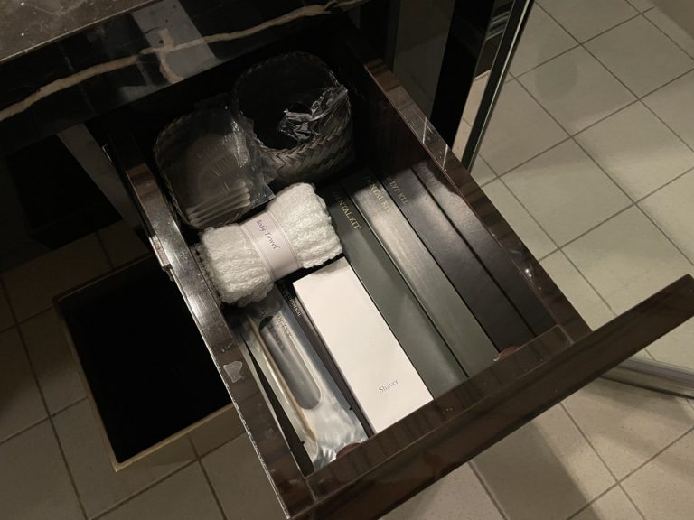 バスルーム洗面台右側引き出し内・歯磨きセットやボディータオルなど