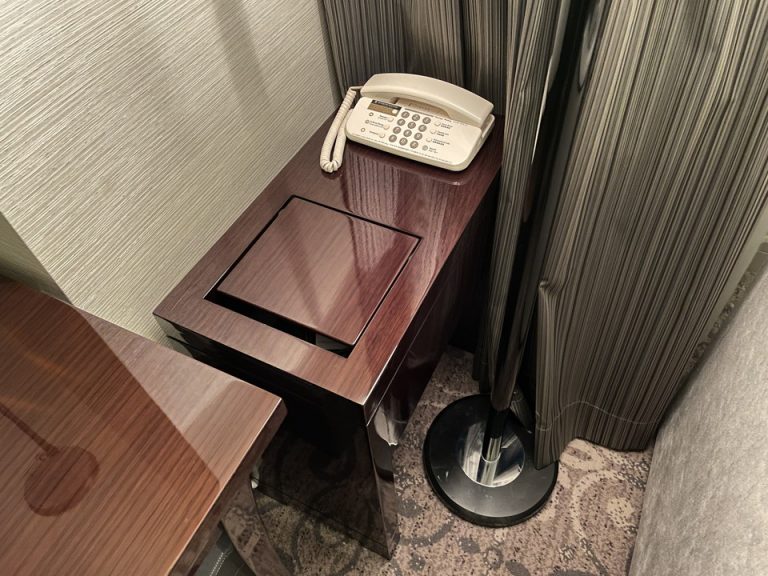 電話機と電源ケース