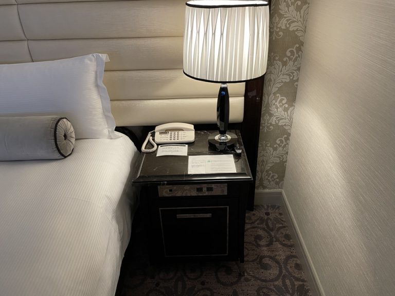 もう一方のベッド脇の棚・電気スタンド、電話機