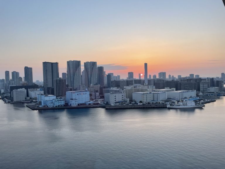 客室窓から見た朝日