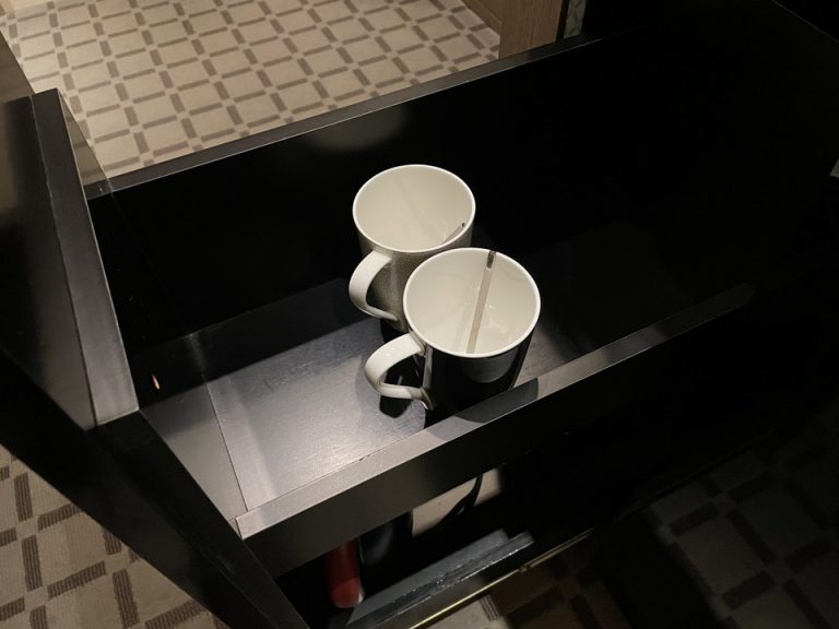 食器類棚縦型引き出し上部・ティーカップ