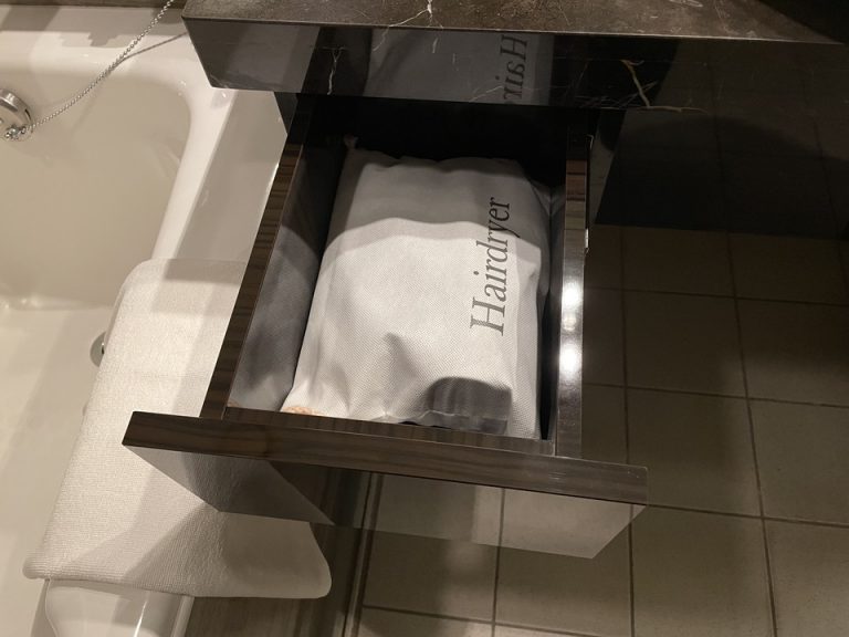 バスルーム洗面台下部・左側引き出し内のドライヤー