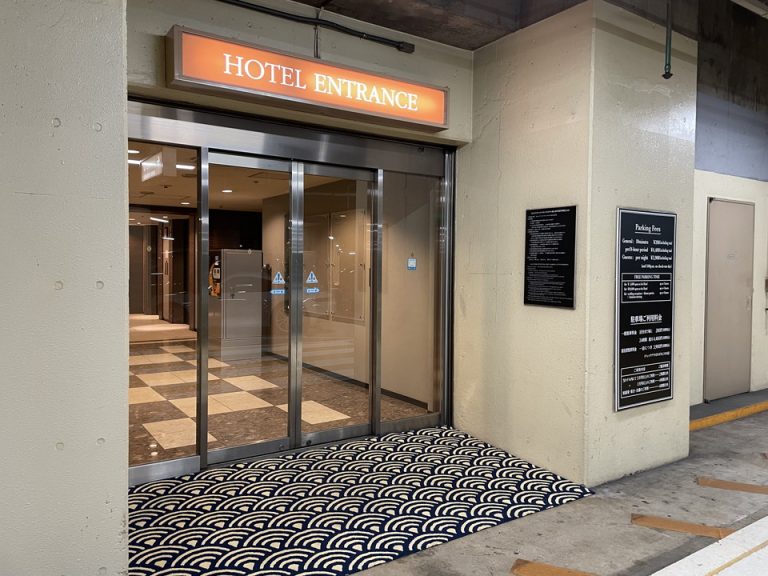 地下2階駐車場からエレベーターホールへの入口