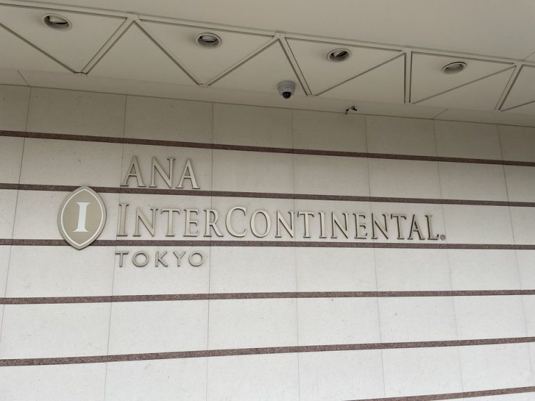 2階六本木通り側玄関横のホテル看板