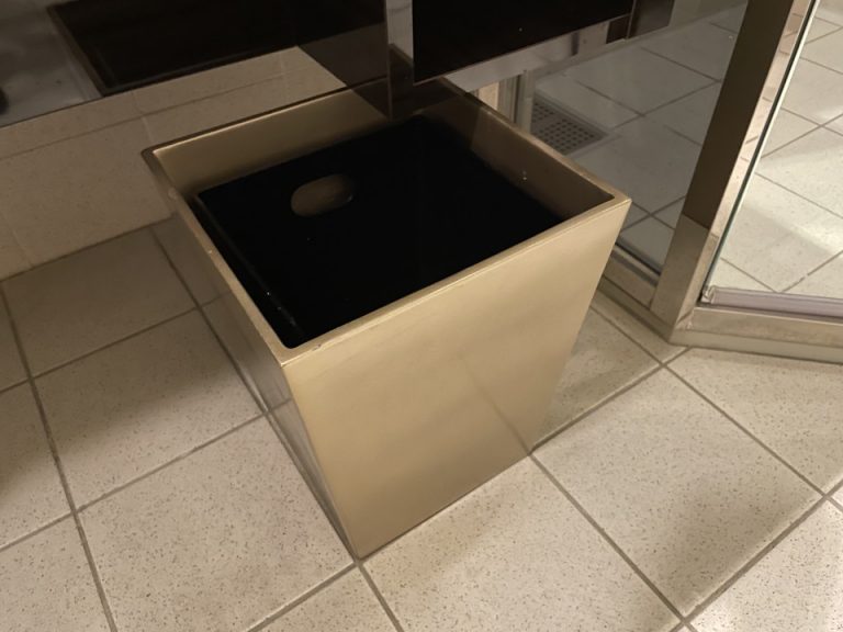 バスルーム内洗面台下のゴミ箱