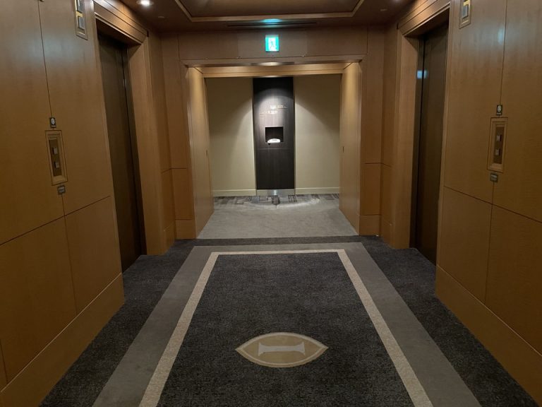 エレベーターホールから客室廊下側を望む