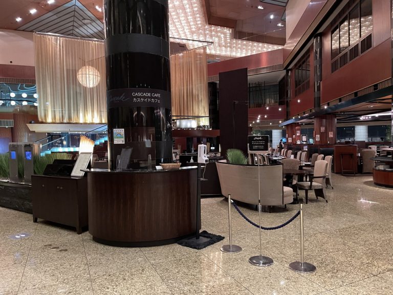 2階レストラン「カスケイドカフェ」入口