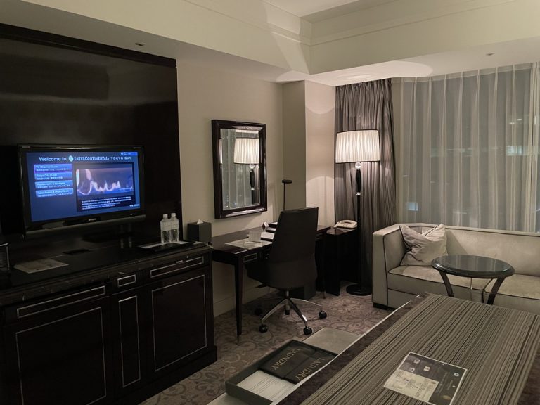 ベッドから見たテレビ・机