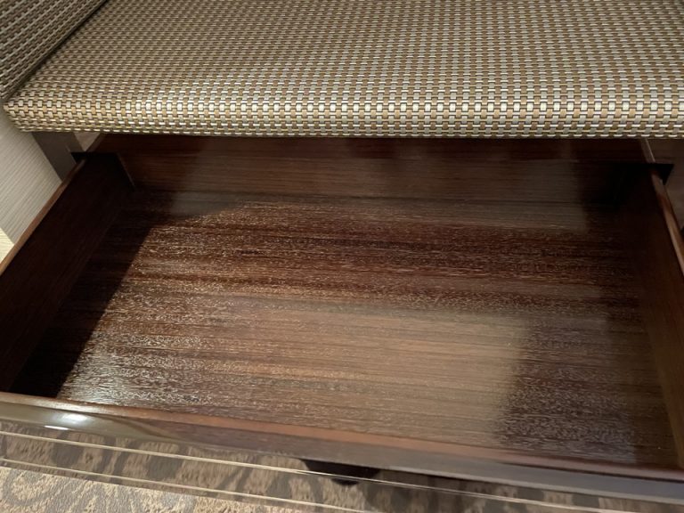 荷物置き引き出し上部